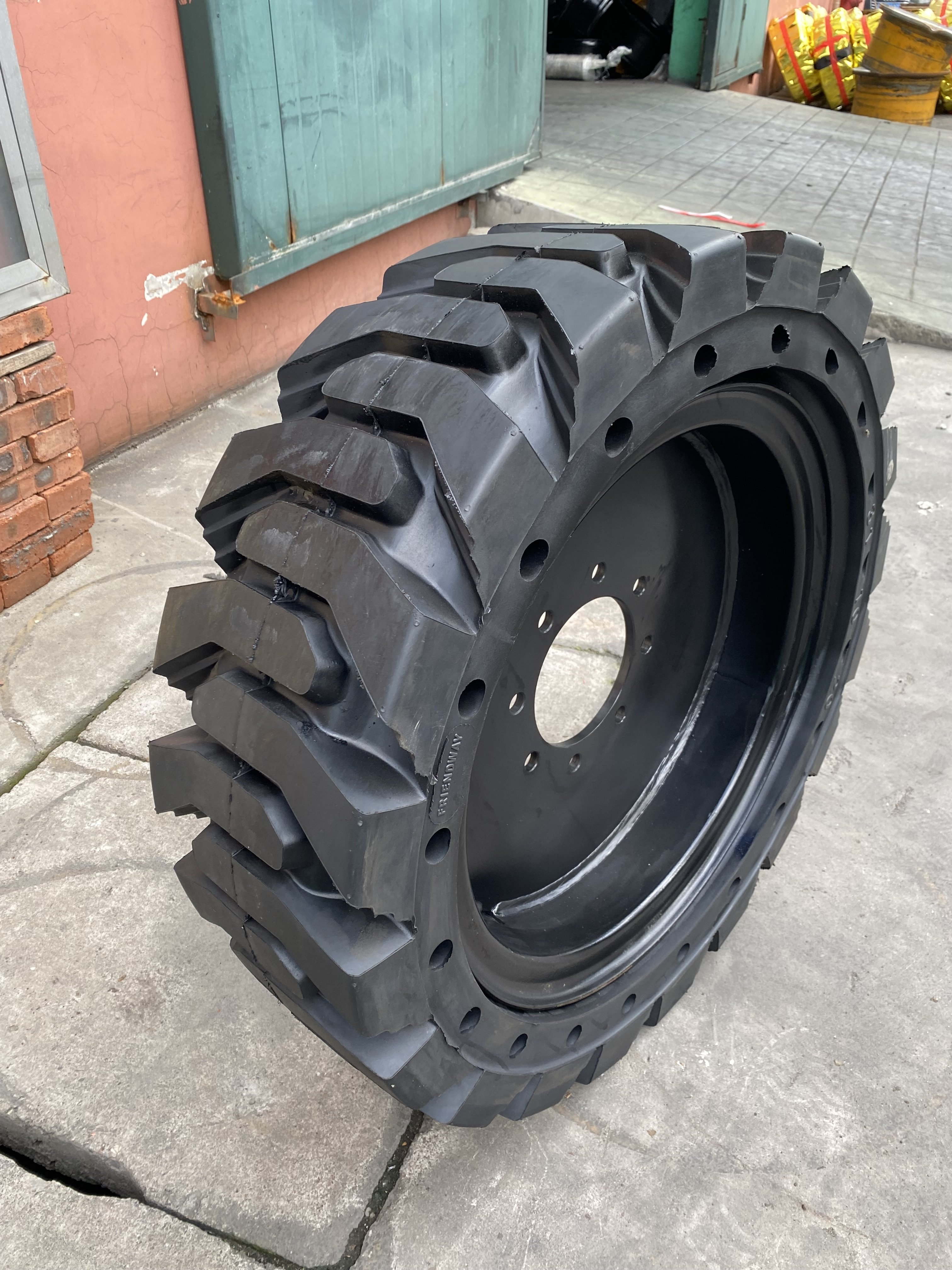 Choosing the Best Skid Steer Loader Tires for Your Jobsite