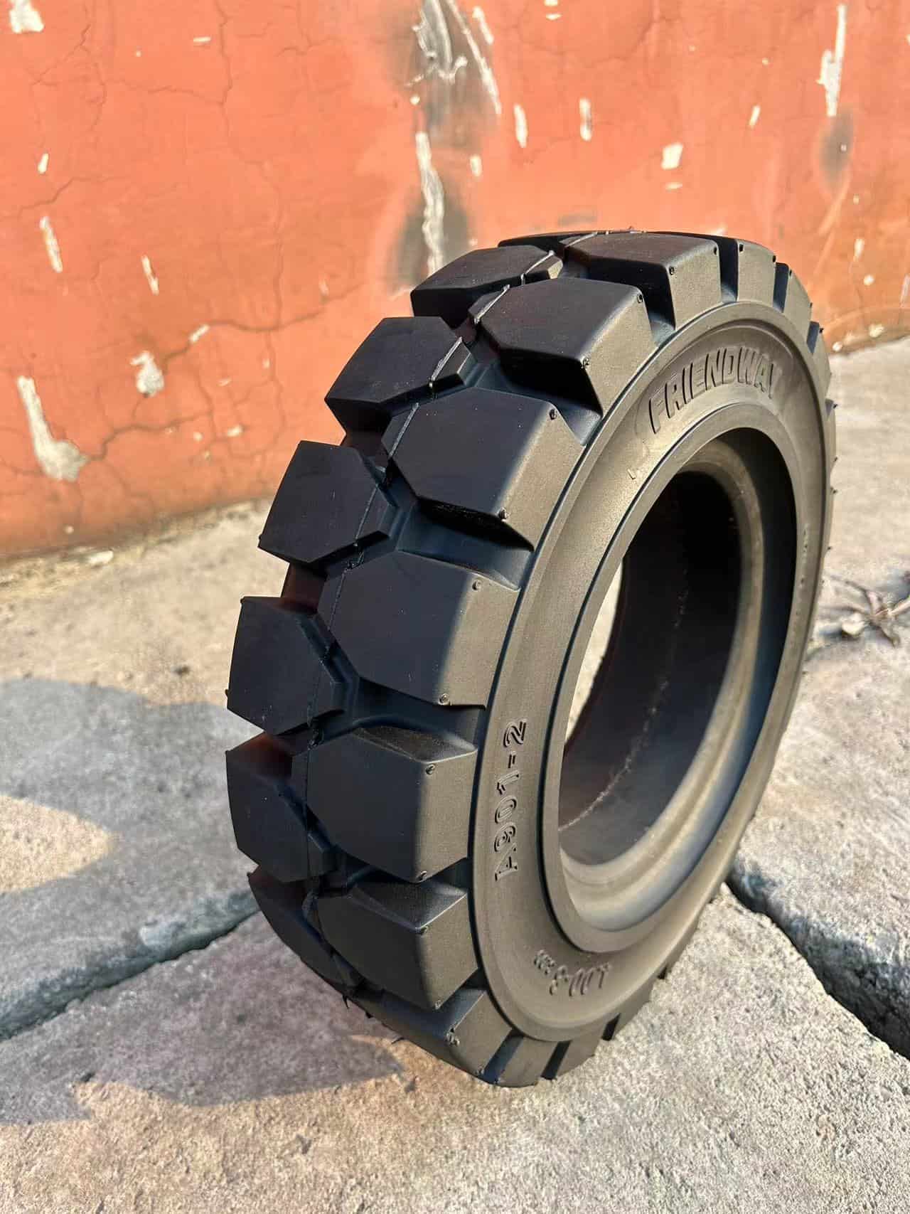 Heavy-Duty Solution with Wheelbarrow Solid Wheels